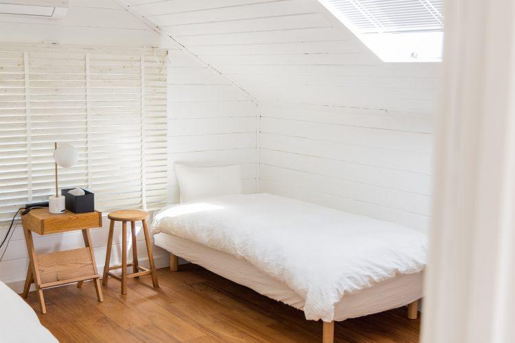 JF HOUSE / 2F 天窓から光の入るベッドルーム