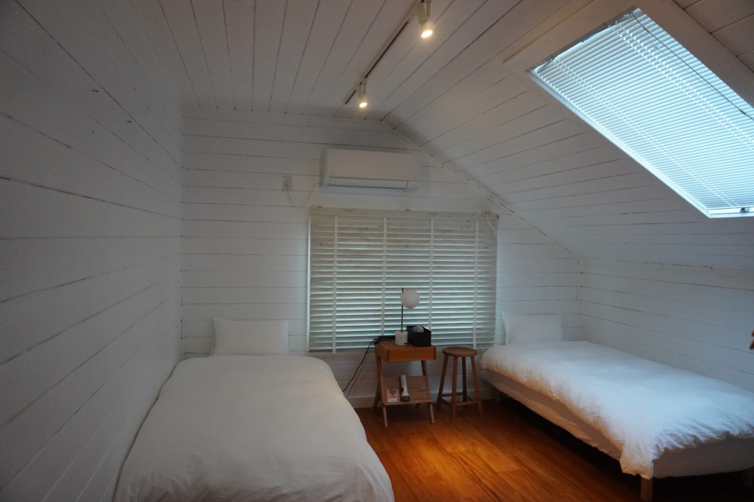 JF HOUSE / 2F 勾配天井のベッドルーム