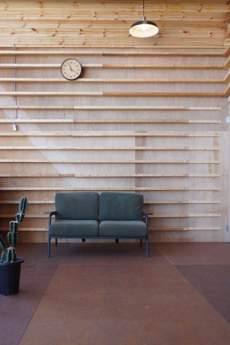 バーチカルランプ内 / 木の壁を背景に撮影も