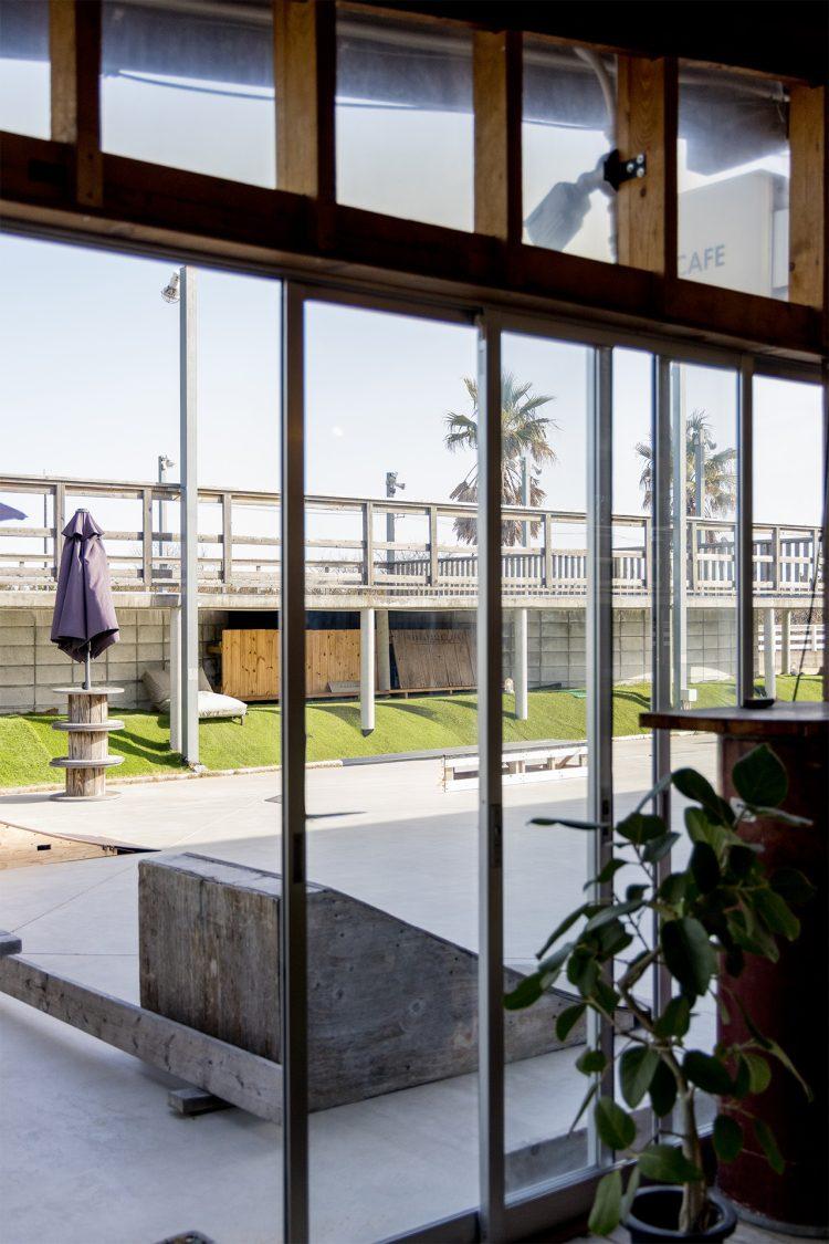 カフェ店内から撮影したミニランプ