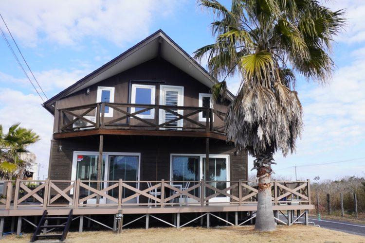 JF HOUSE / 通りに面したウッドテラス