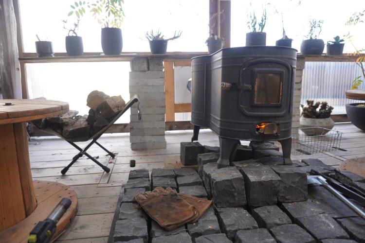 カフェテラスにある薪ストーブ