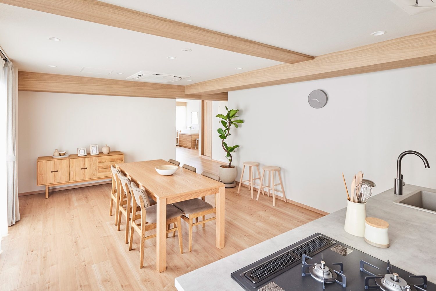 可動壁で仕切った様子 / 北東側から