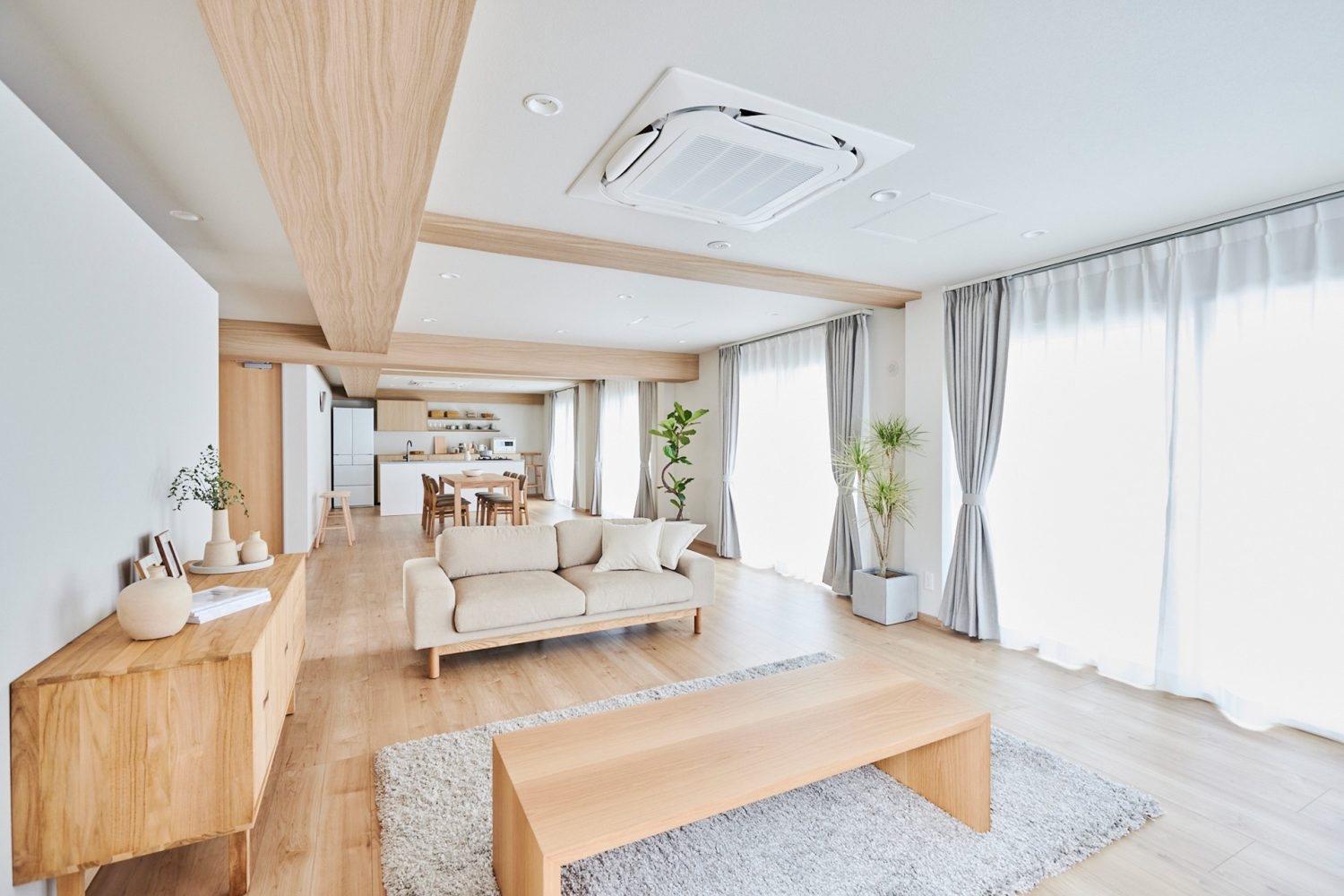 バルコニーから入る自然光 / 南西側から