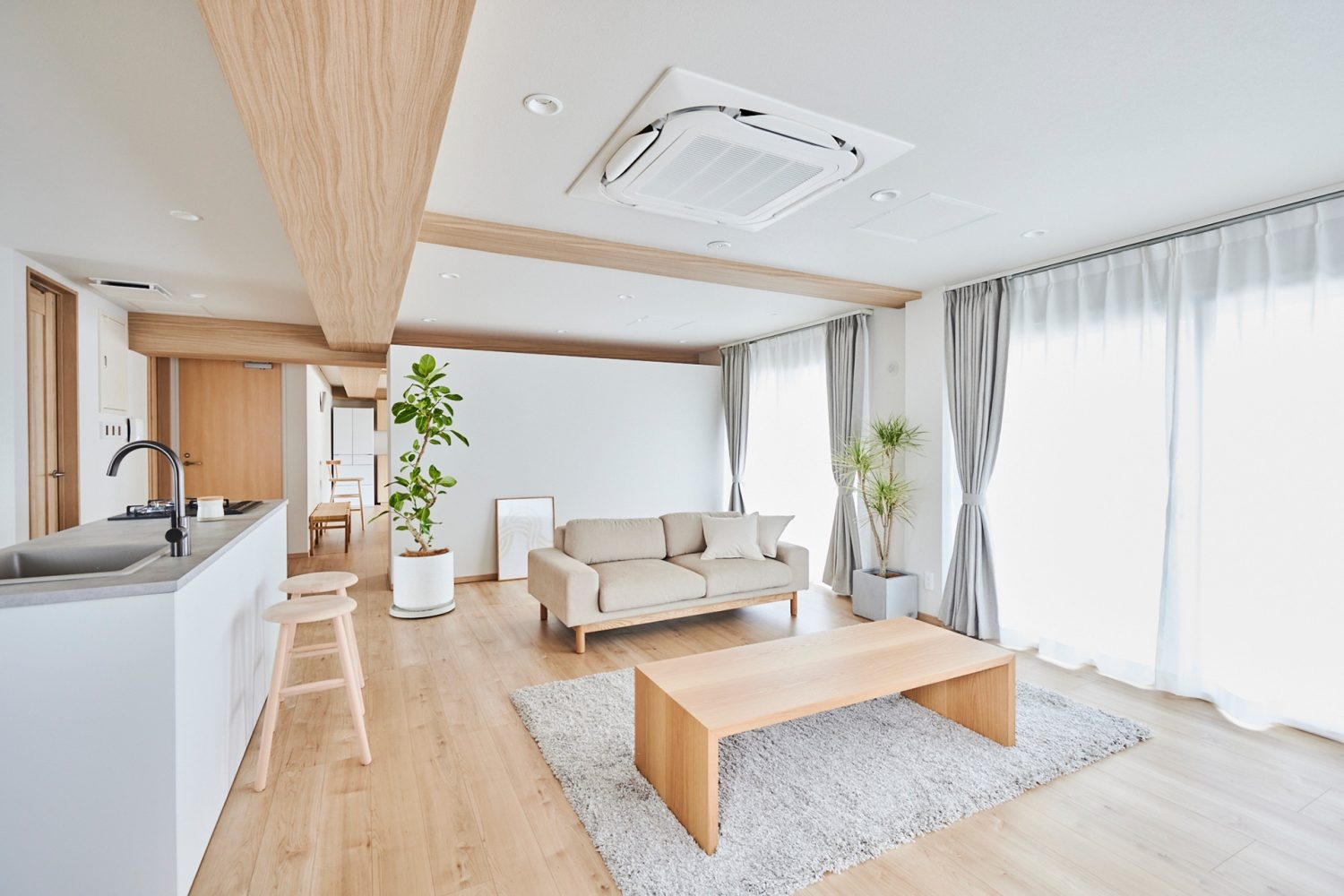 可動壁で仕切った様子 / 南西側から