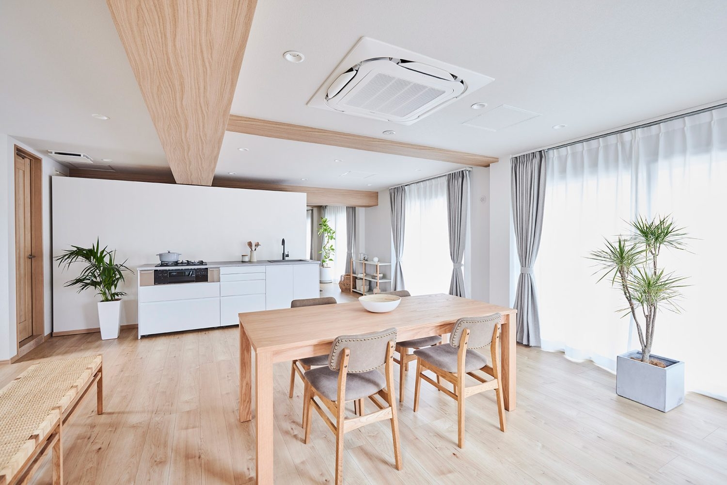 可動壁で仕切った様子 / 南西側から