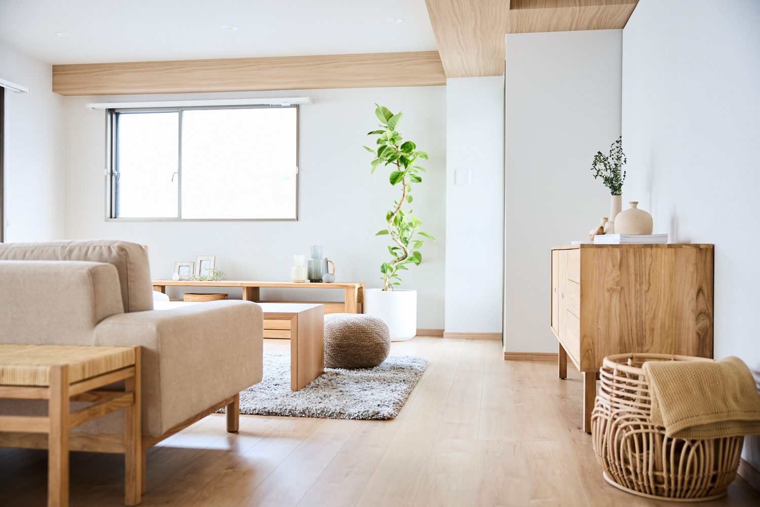 自然素材の家具でスタイリングされた優しい空間