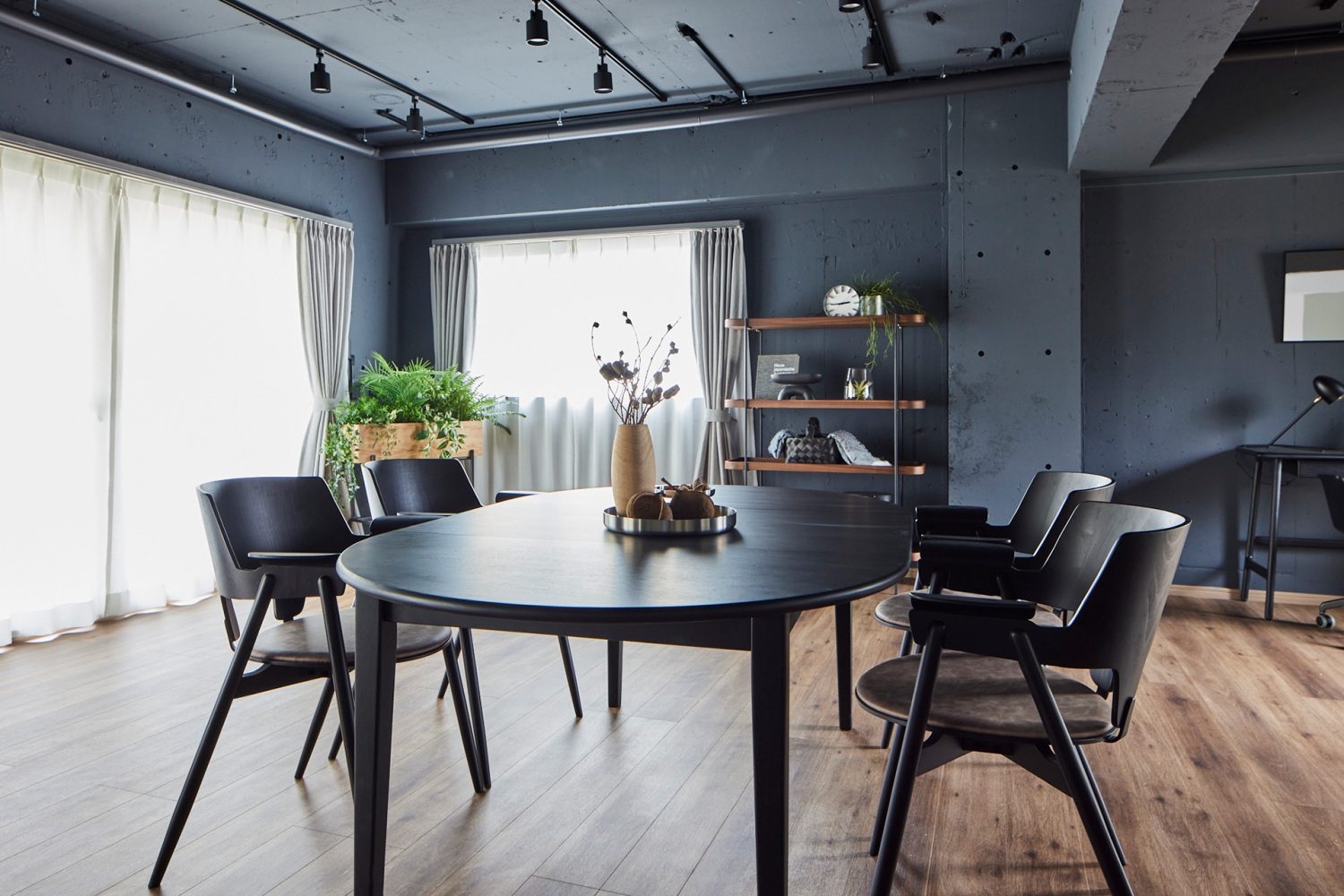 ブラックカラーのダイニングテーブルセット