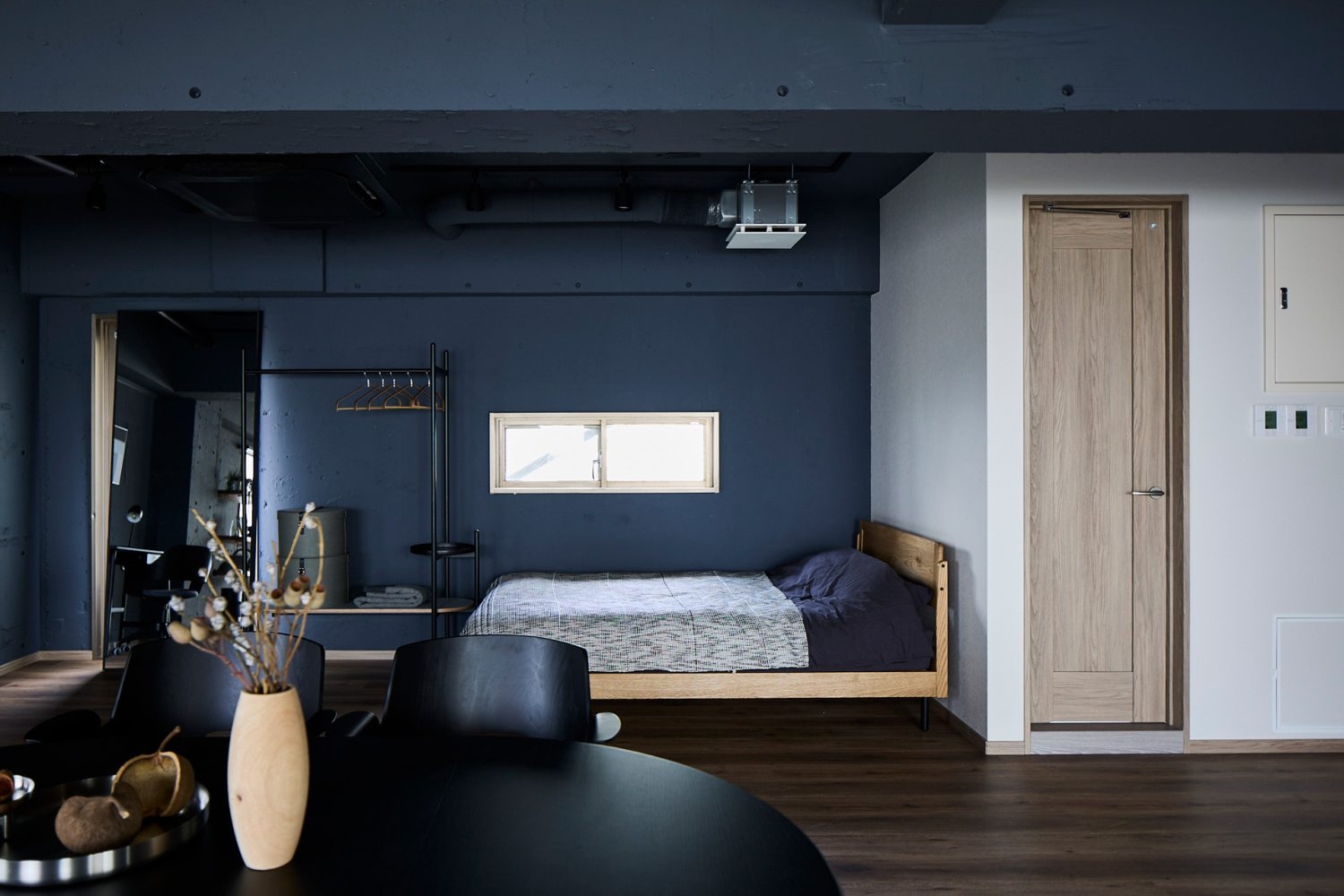 小窓のそばにベッドを設置