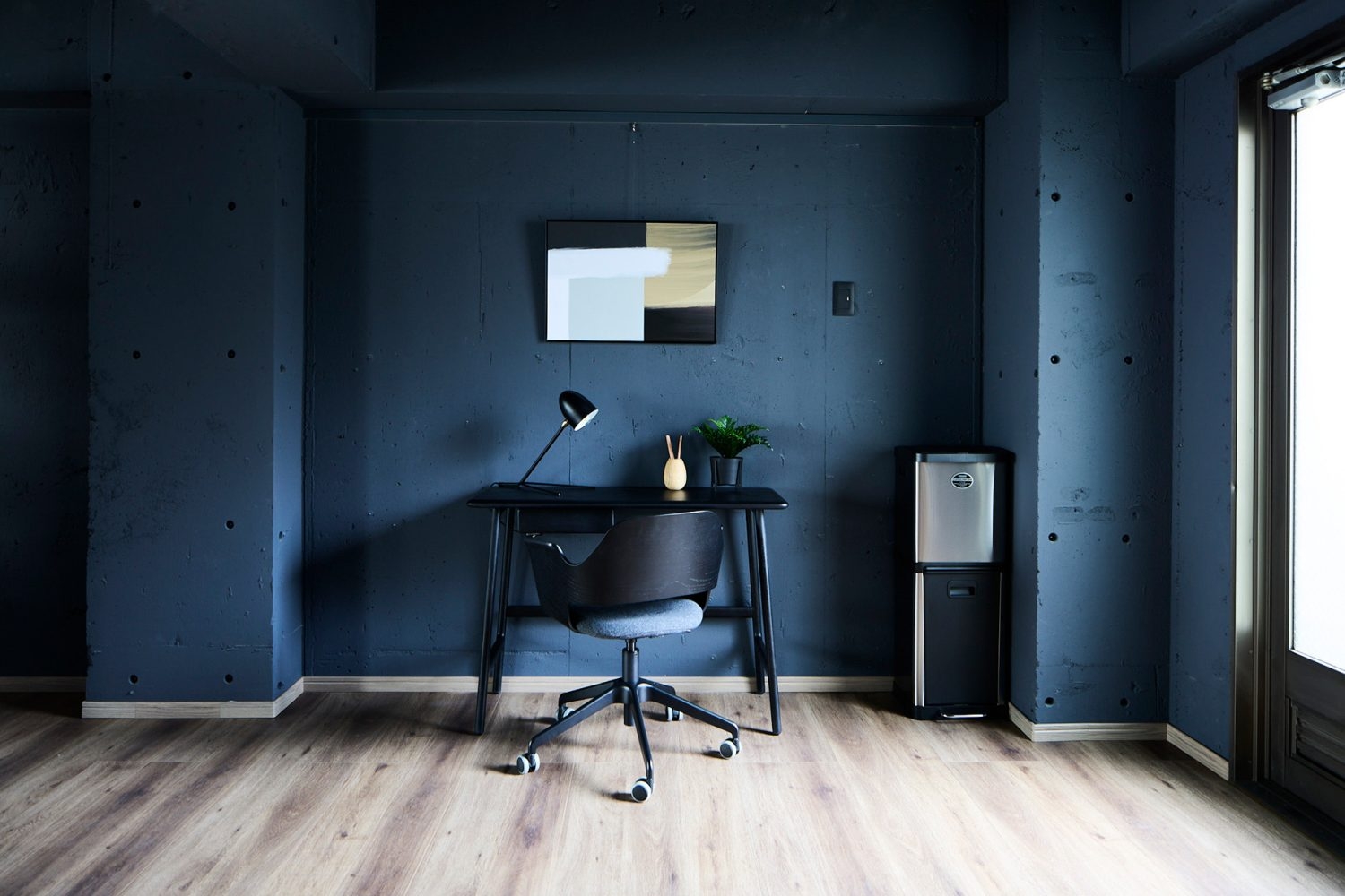 ネイビーグレー壁とブラックのデスク&チェア