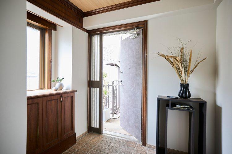 玄関の扉を開けたイメージ