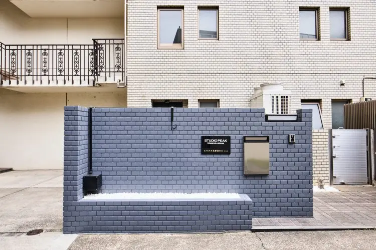 タイルの壁が目を惹くスタジオ外観 / 正面