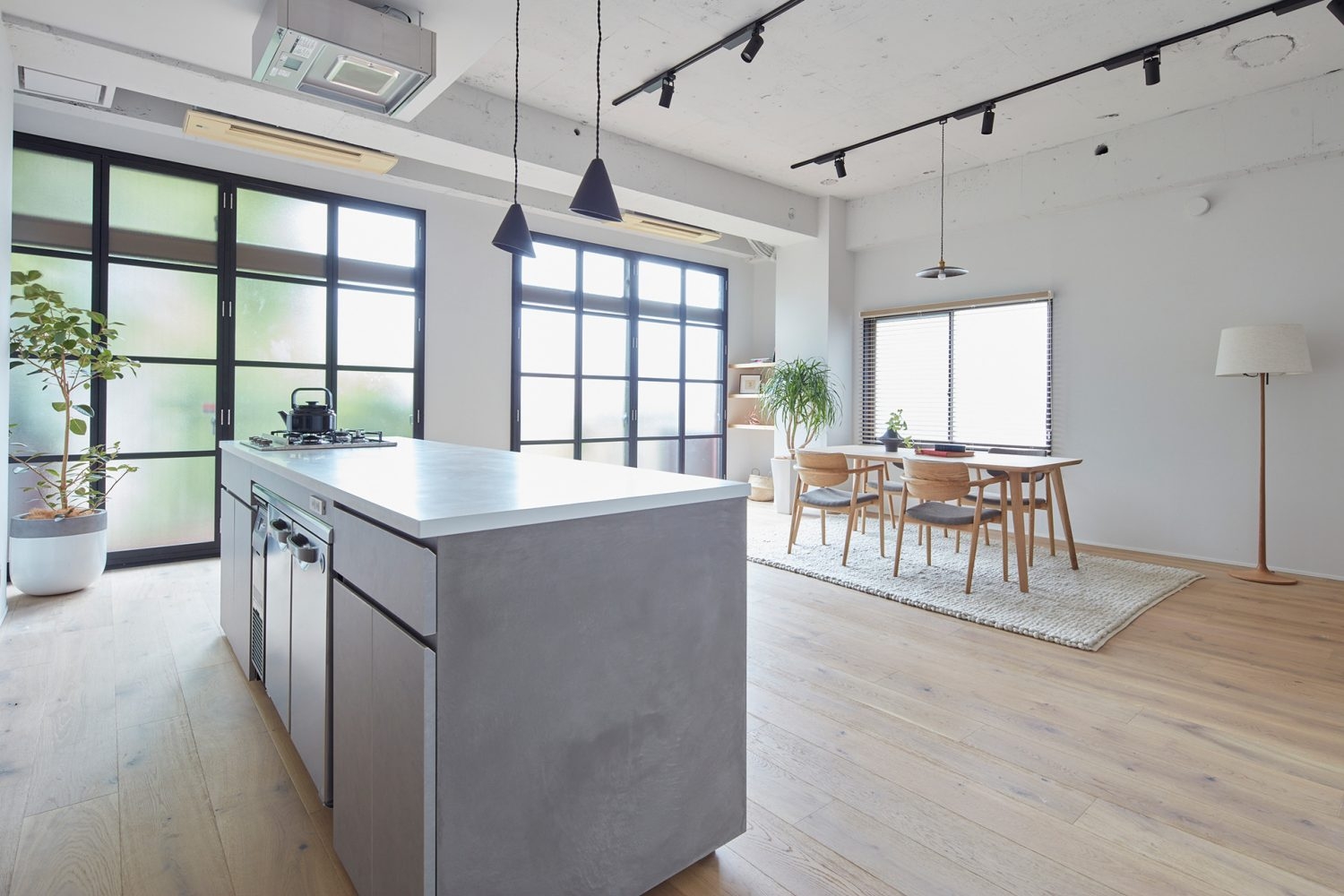 バルコニー側の大きな窓は格子窓風