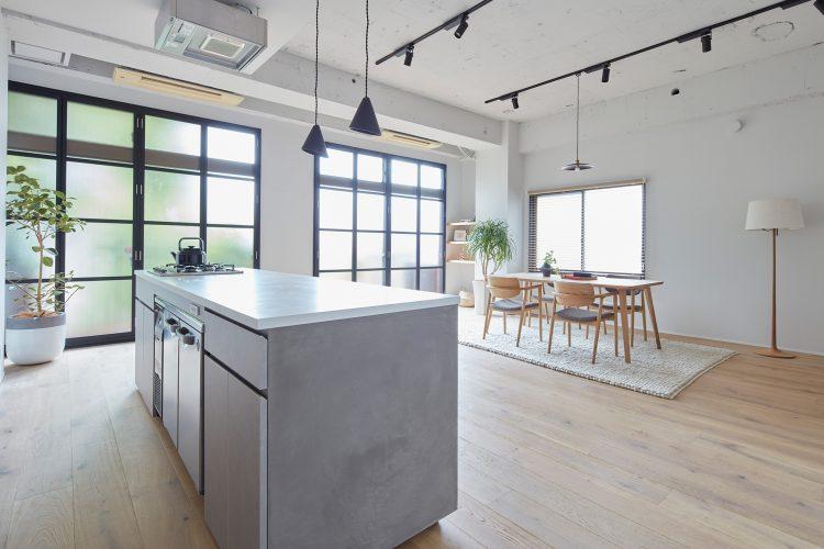 バルコニー側の大きな窓は格子窓風