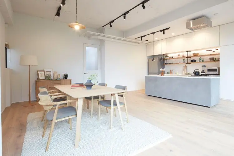 午前中は自然光が降り注ぐ