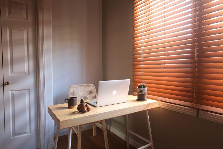 1st 1F / メイクルーム窓際でデスクシーンの撮影も