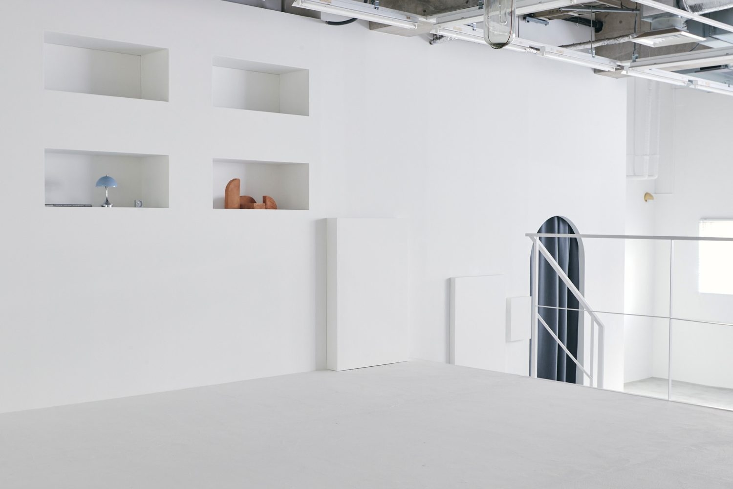 白壁と白いモルタル床