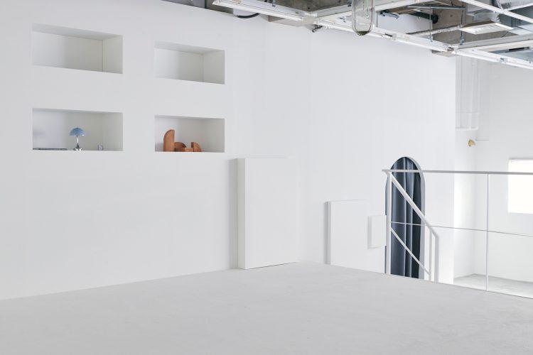 白壁と白いモルタル床