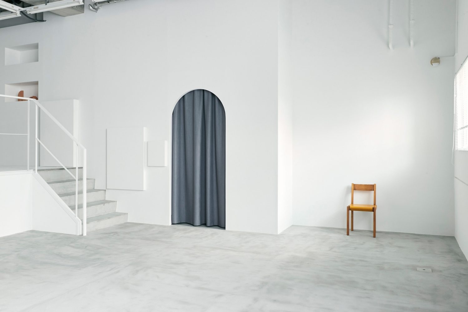 メザニンへの階段とアーチ