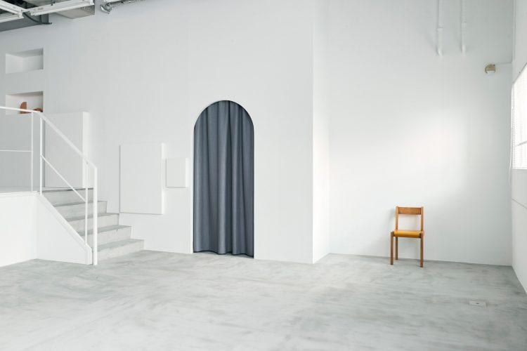 メザニンへの階段とアーチ