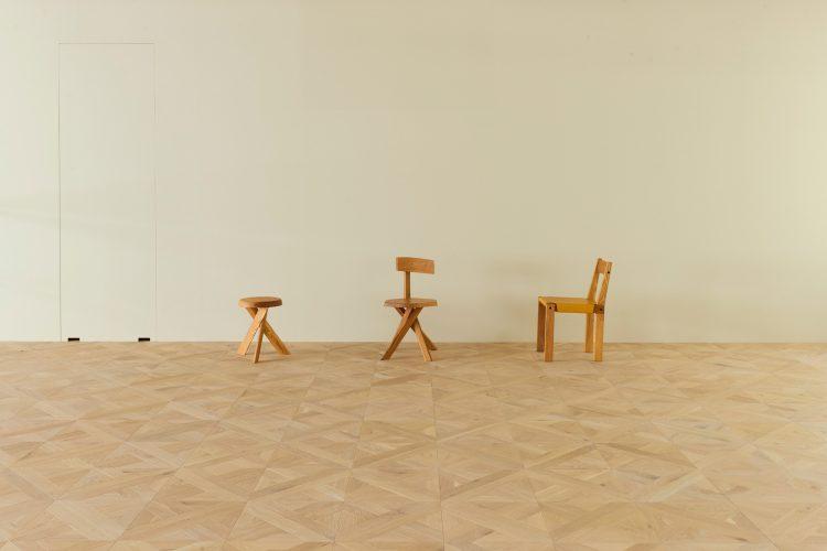 シルエットが異なる3種の椅子