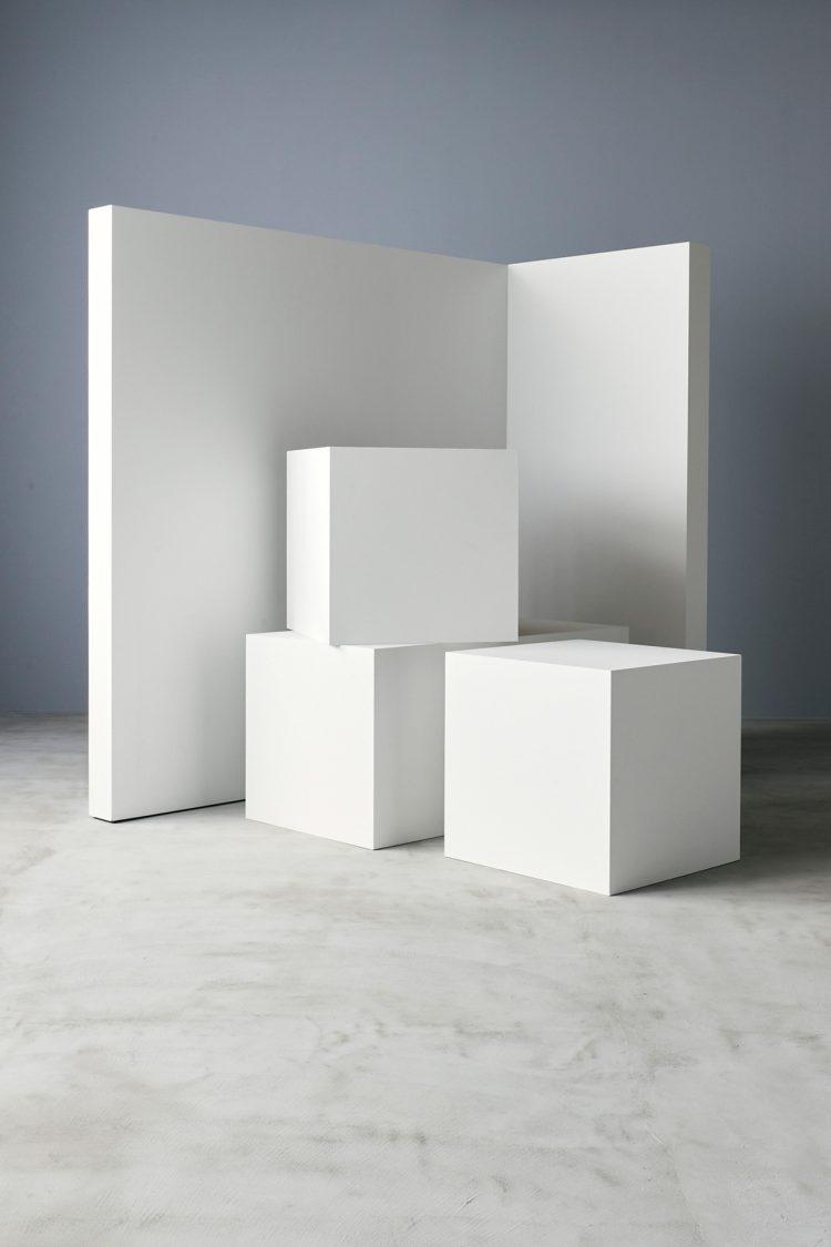 白い可動壁とキューブ