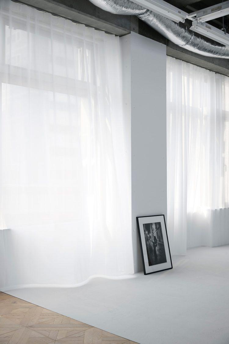 大きな窓からの自然光