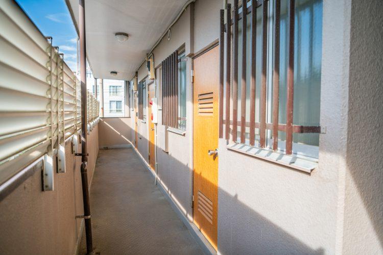 オプション:レトロで懐かしさのある玄関扉と廊下