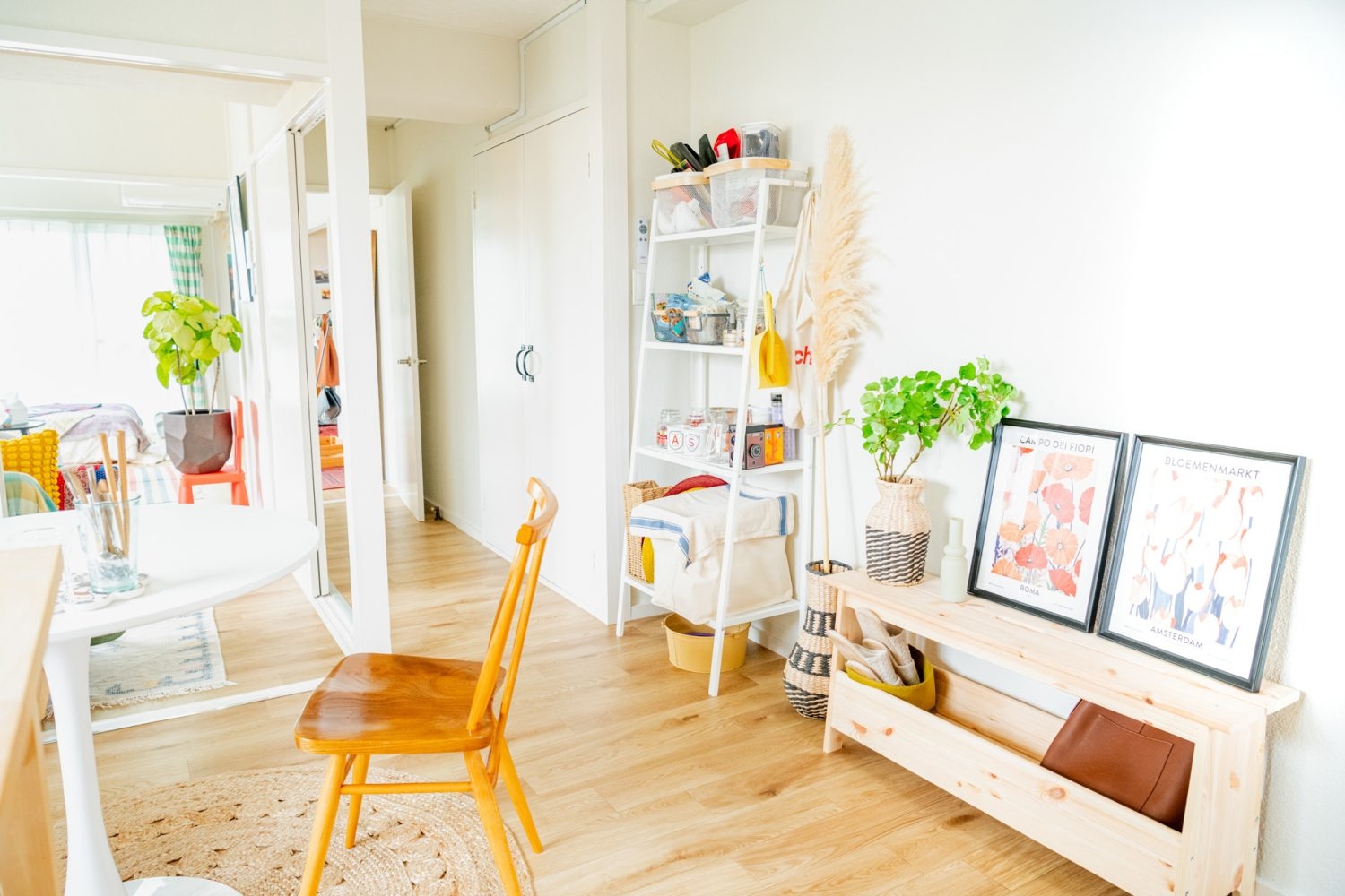 ダイニングからベッドルームへ続く廊下