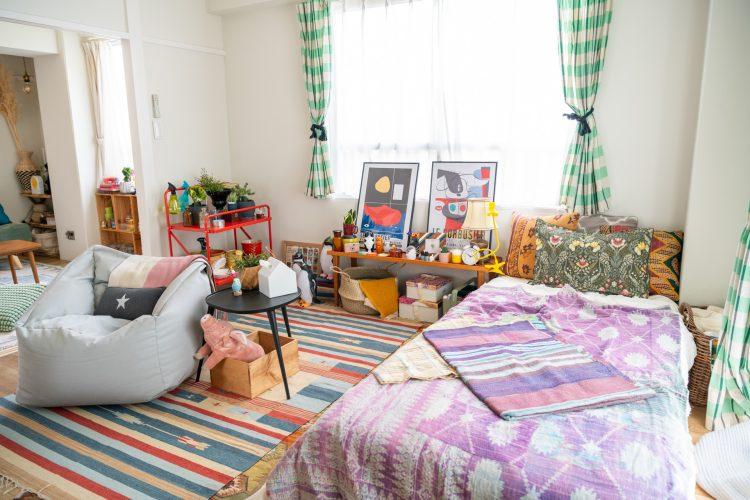 ベッドルームは多数のプロップとカラーのミックス感