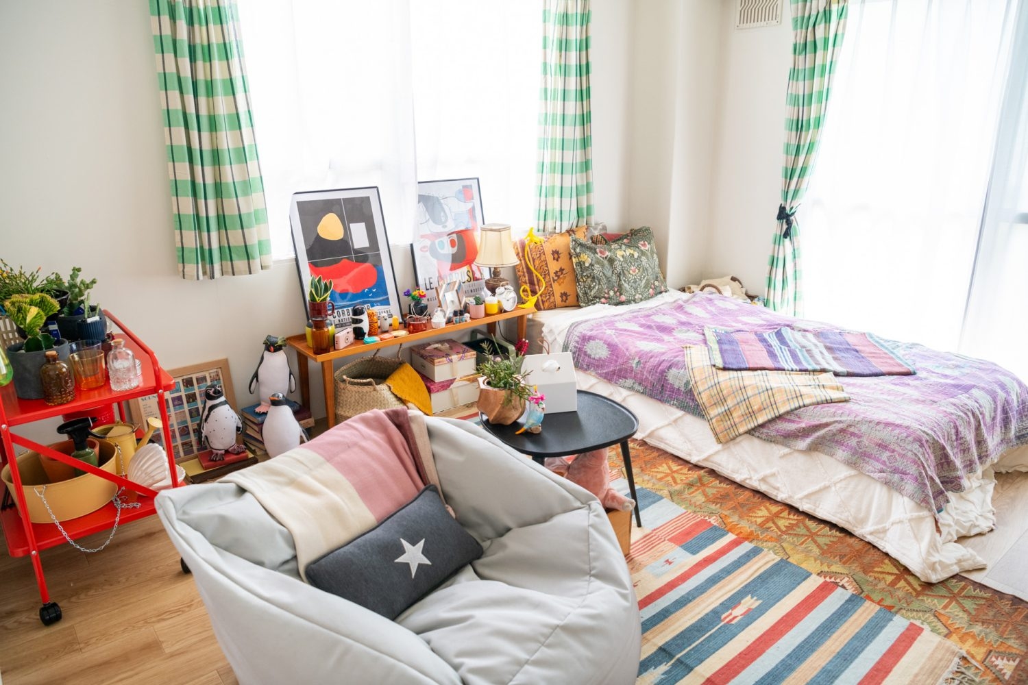 2面から採光があり明るいベッドルーム