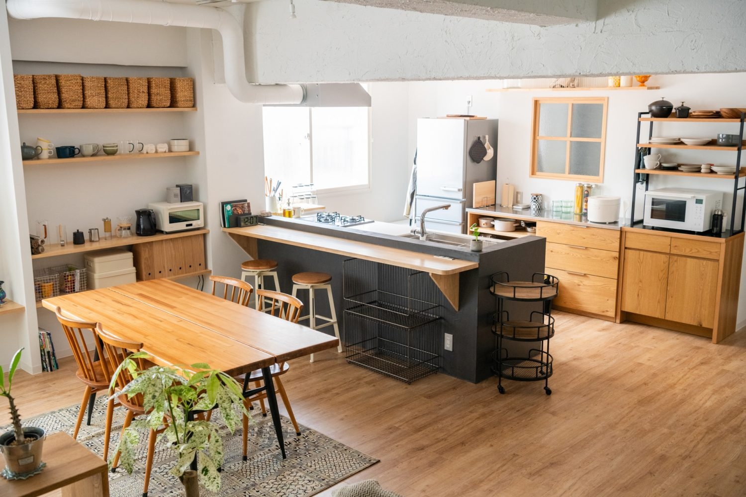 ナチュラルに統一されたオープンキッチン