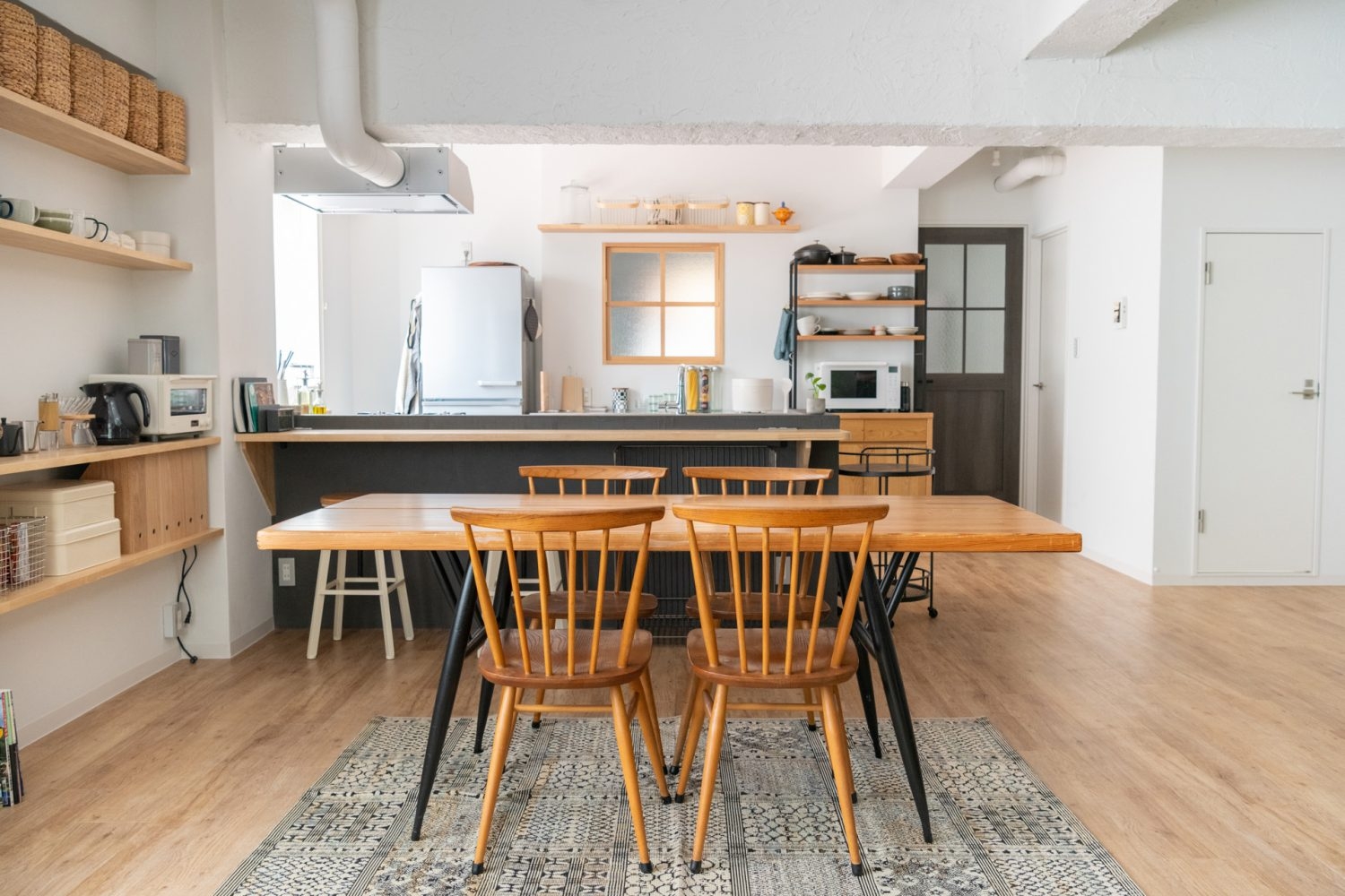 キッチンを背景に撮れるダイニング