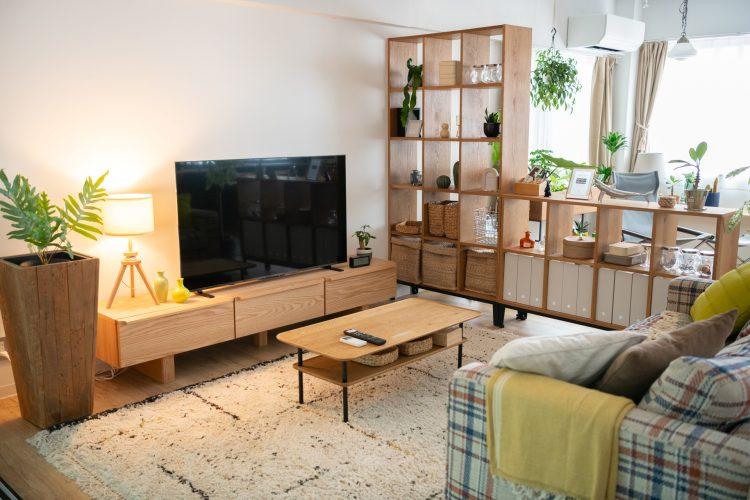 収納家具で間仕切りされているリビング