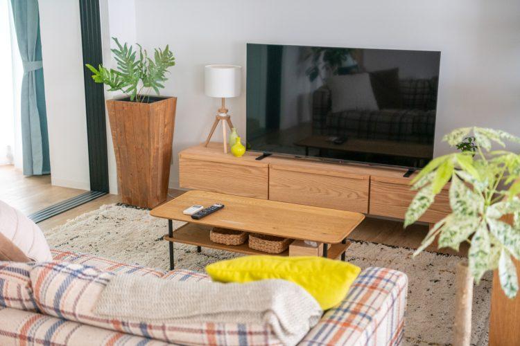 テレビを見ながら団欒のシーンにも