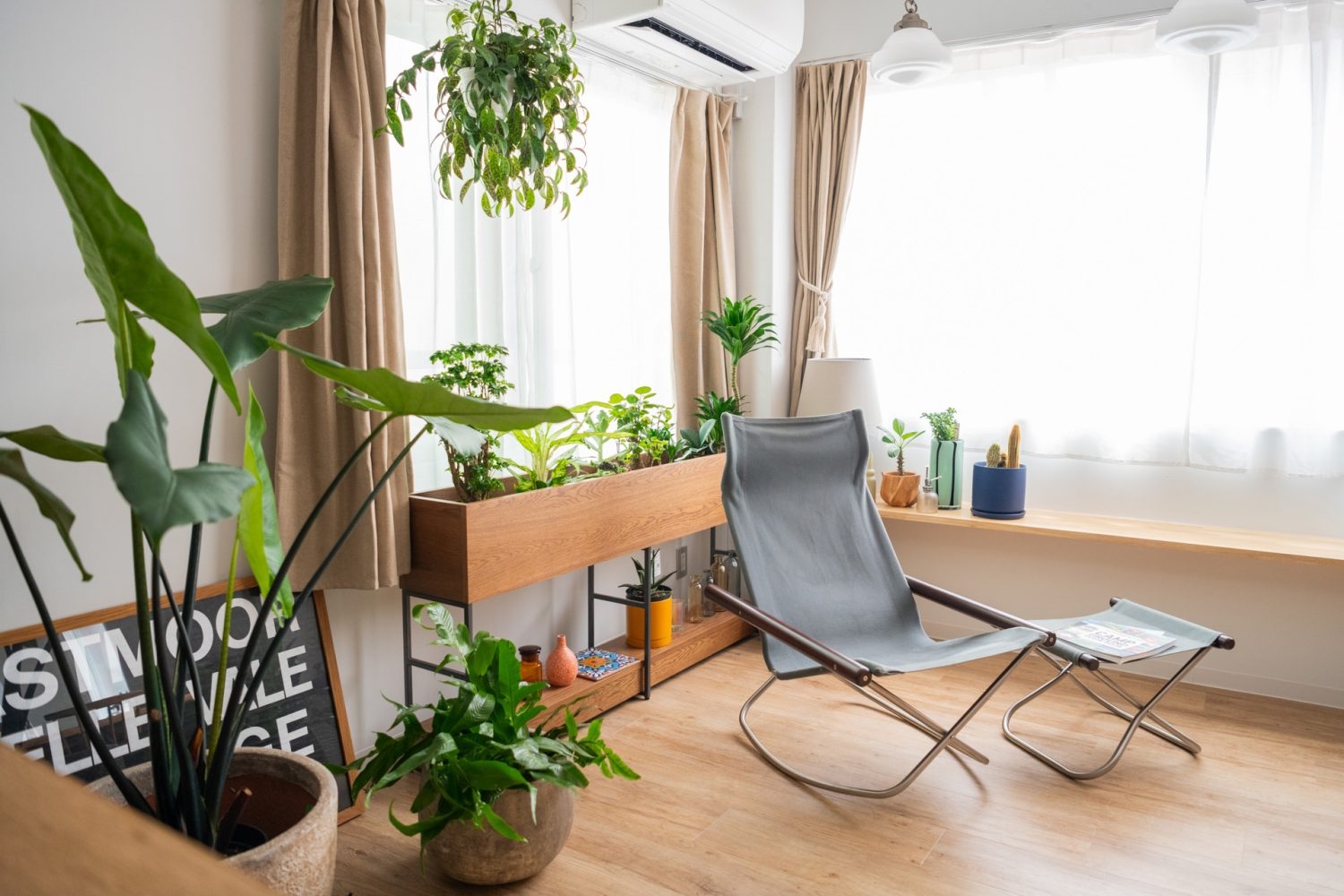 L字の窓から差し込む自然光