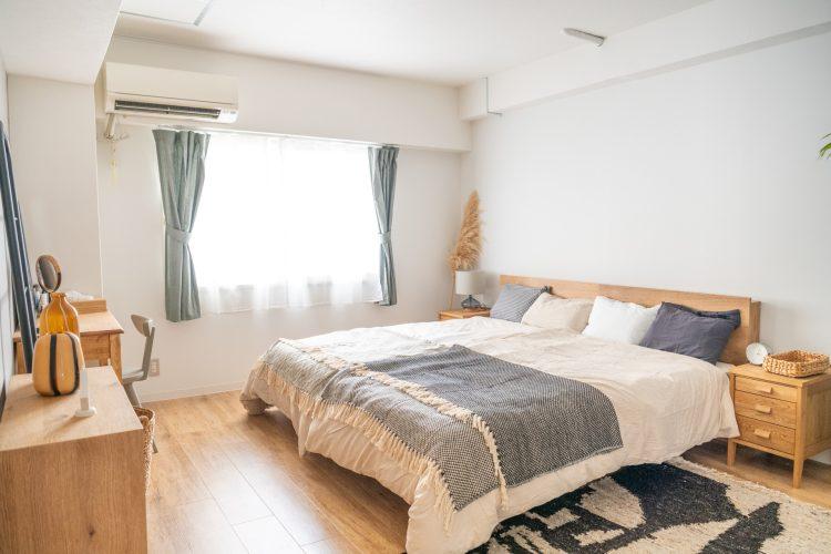 自然光が入り淡い色合いを基調としたベッドルーム