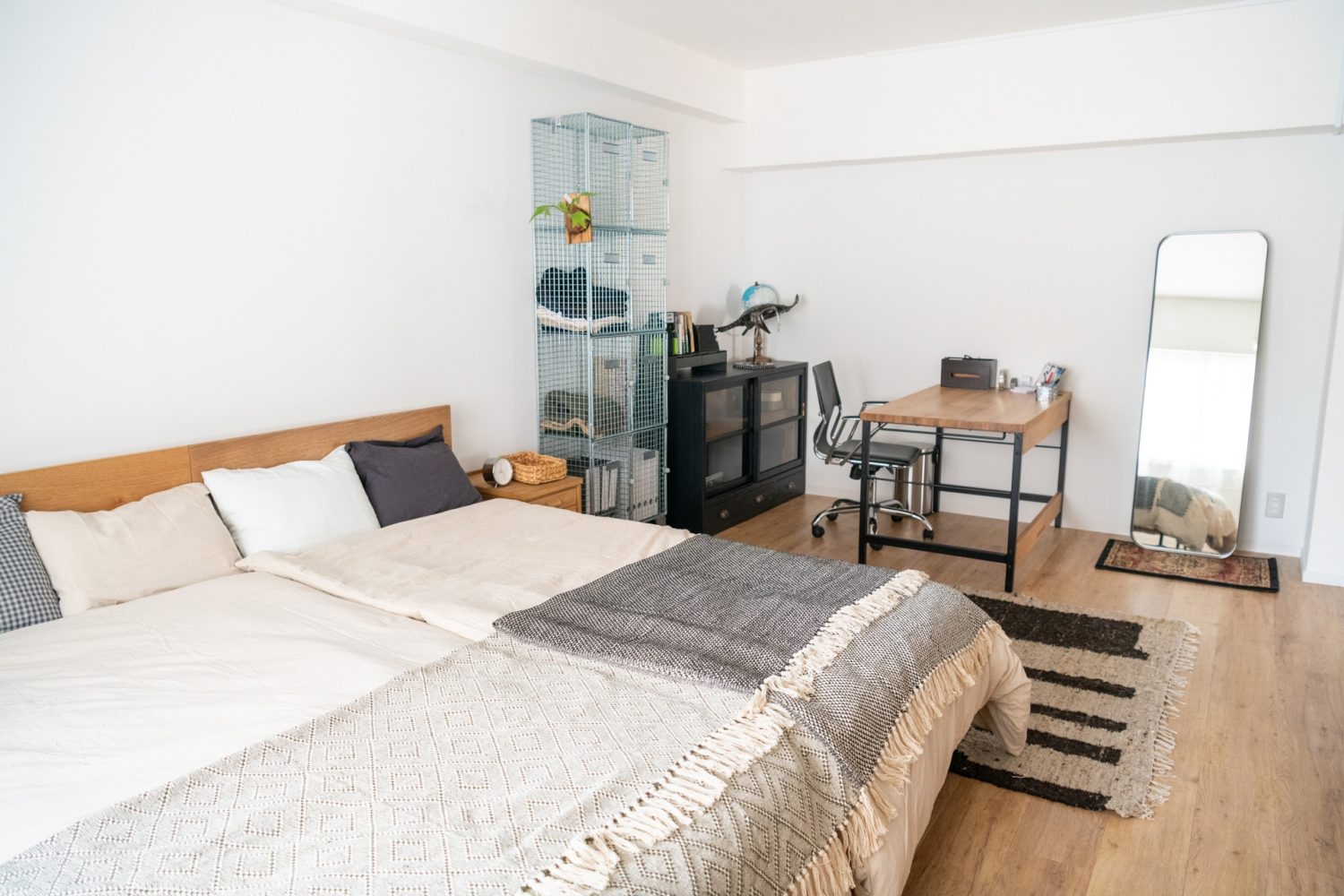 ベッド横にはコンパクトな書斎も