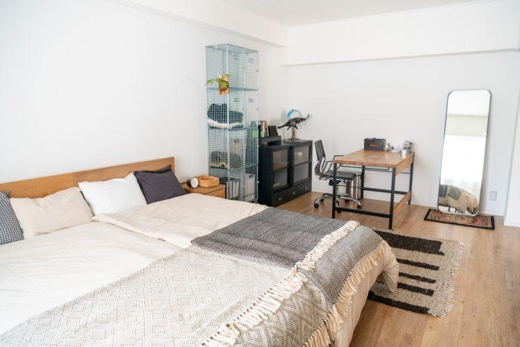 ベッド横にはコンパクトな書斎も