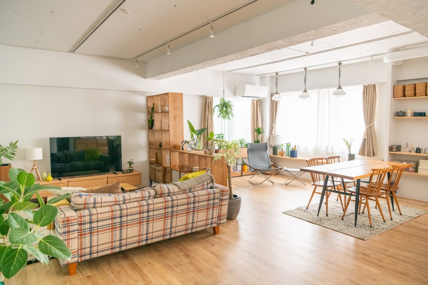 飾り棚やダイニング、ソファのある空間