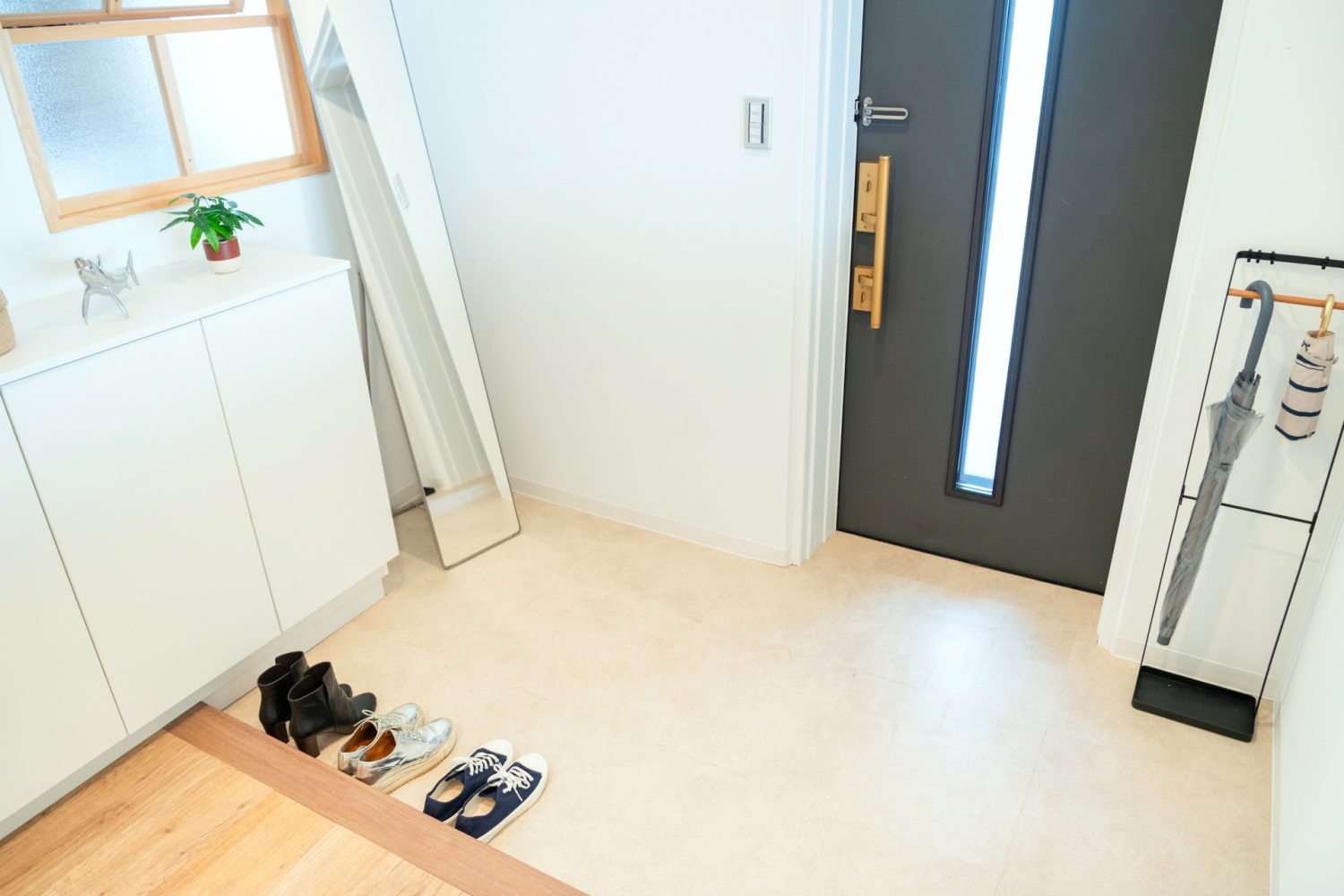 玄関での外出、帰宅シーンに