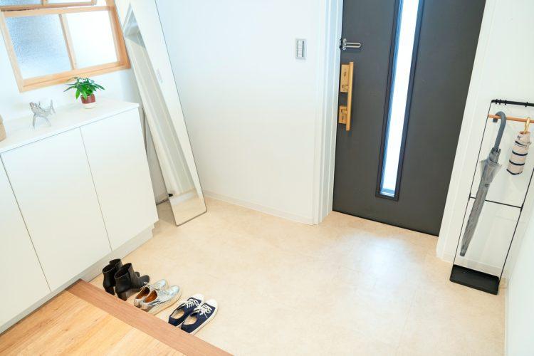 玄関での外出、帰宅シーンに