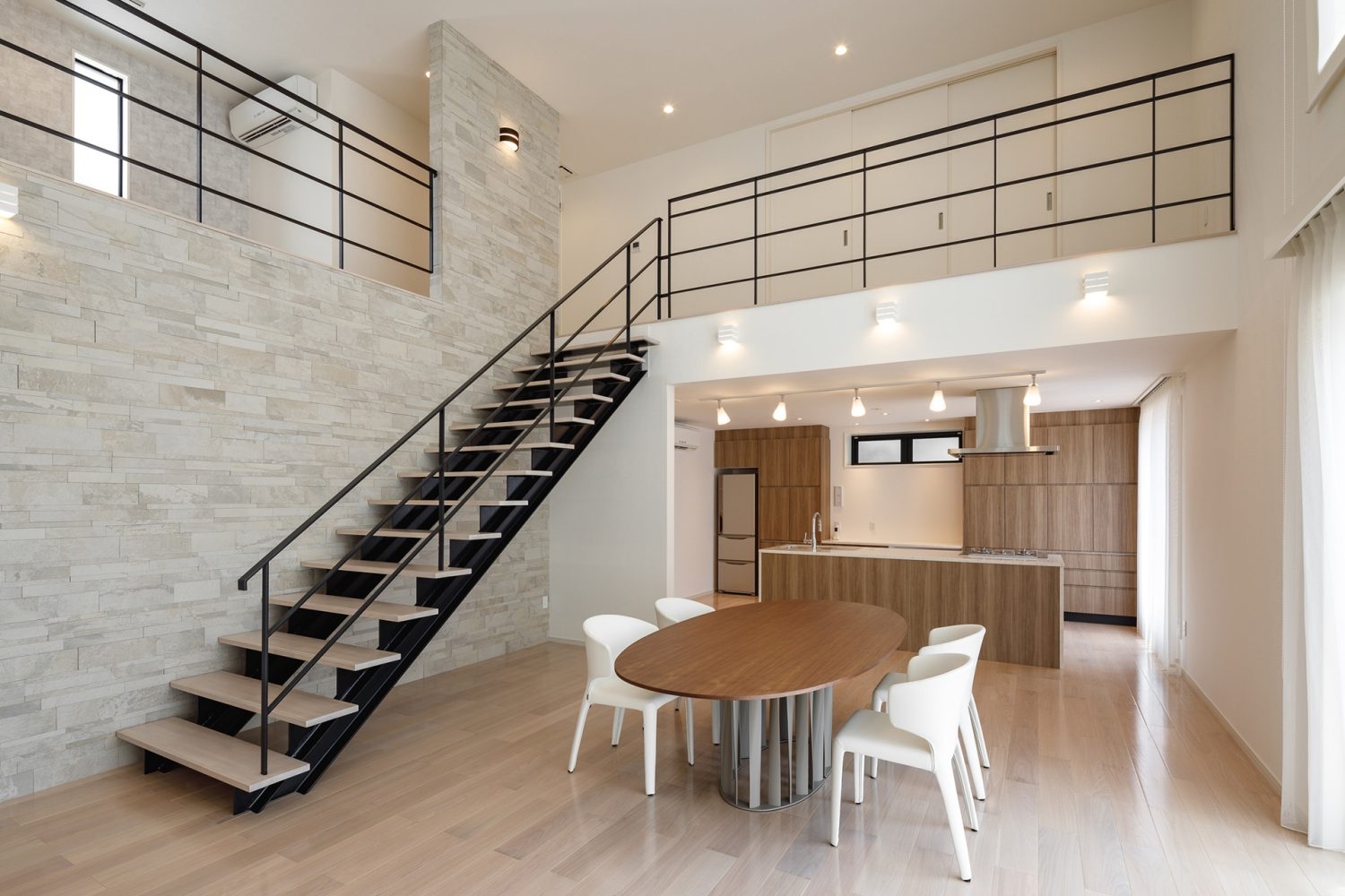 天井高5.4mのダイニング