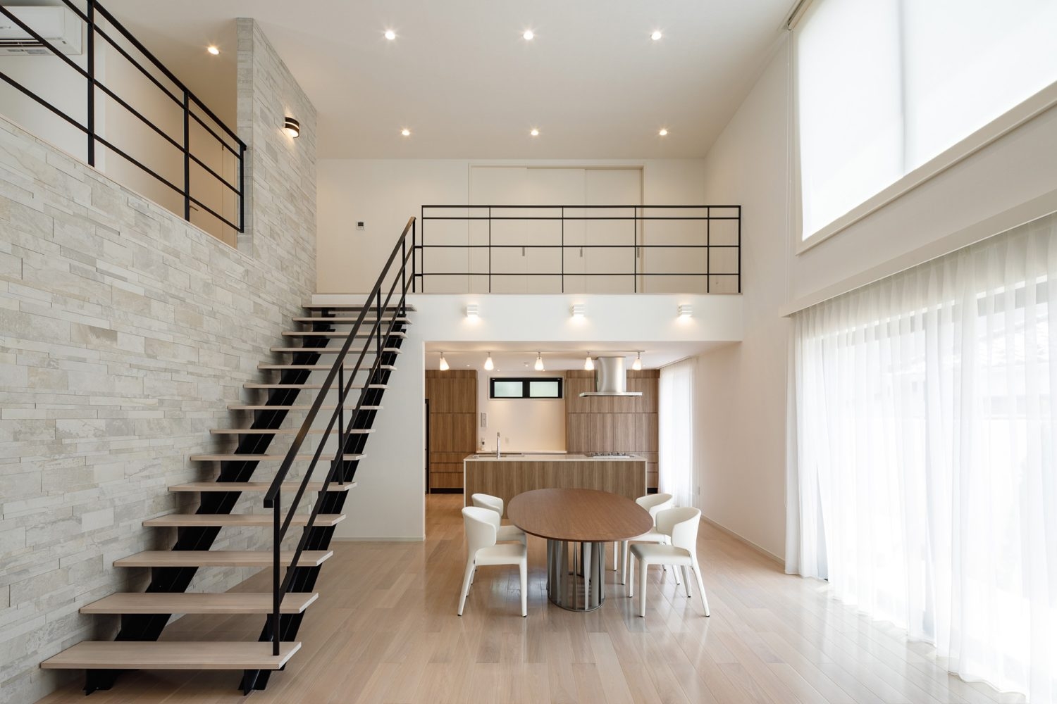 自然光の入るダイニング