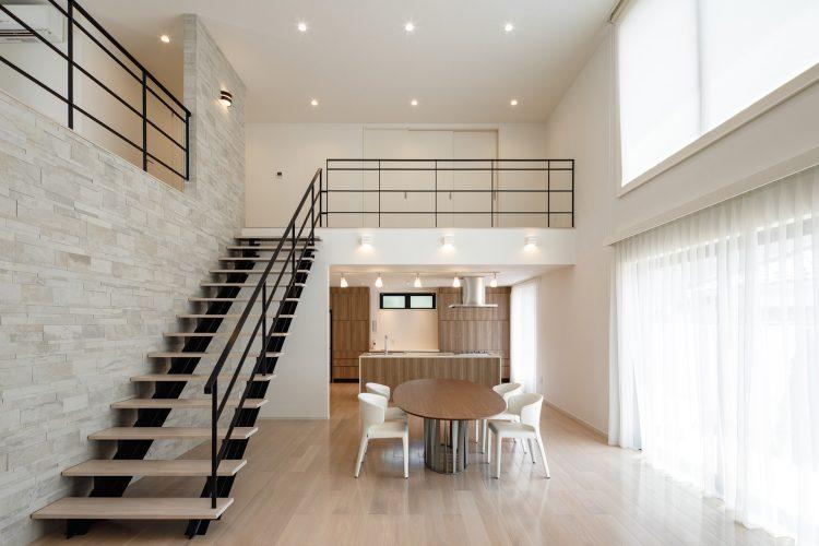 自然光の入るダイニング