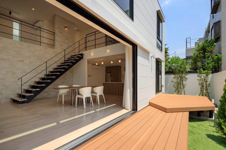 南に面したウッドデッキ