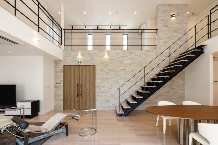 清潔な印象の壁面と階段