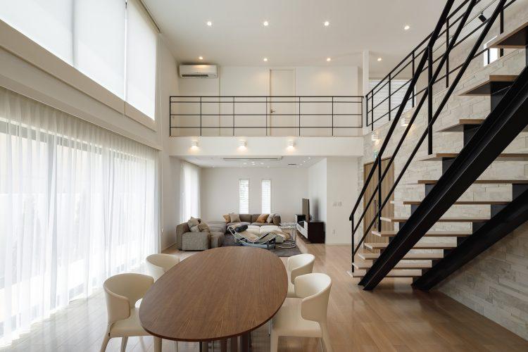 ダイニング側から見たリビング