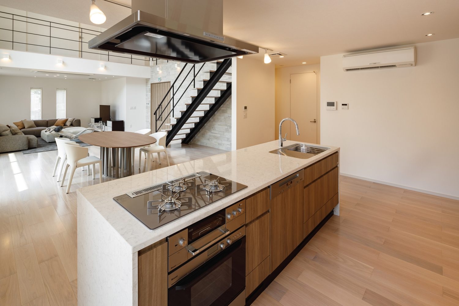 実際の調理も可能なアイランドキッチン