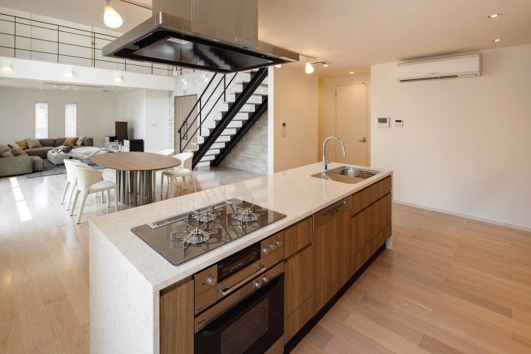 実際の調理も可能なアイランドキッチン